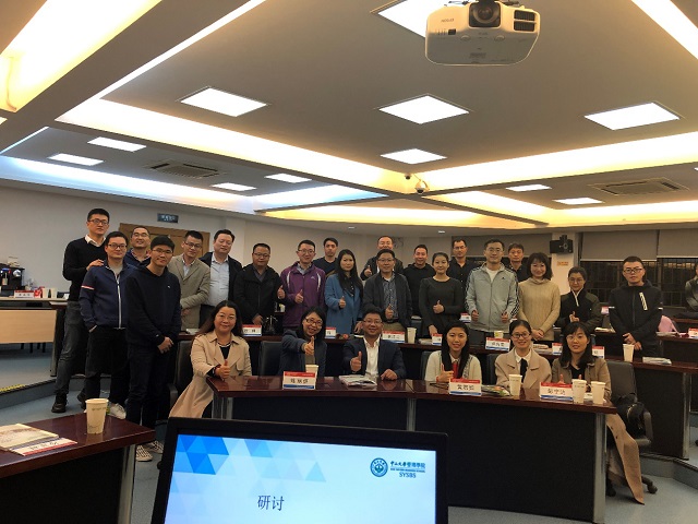 (图为韦立坚副教授与学生合影)