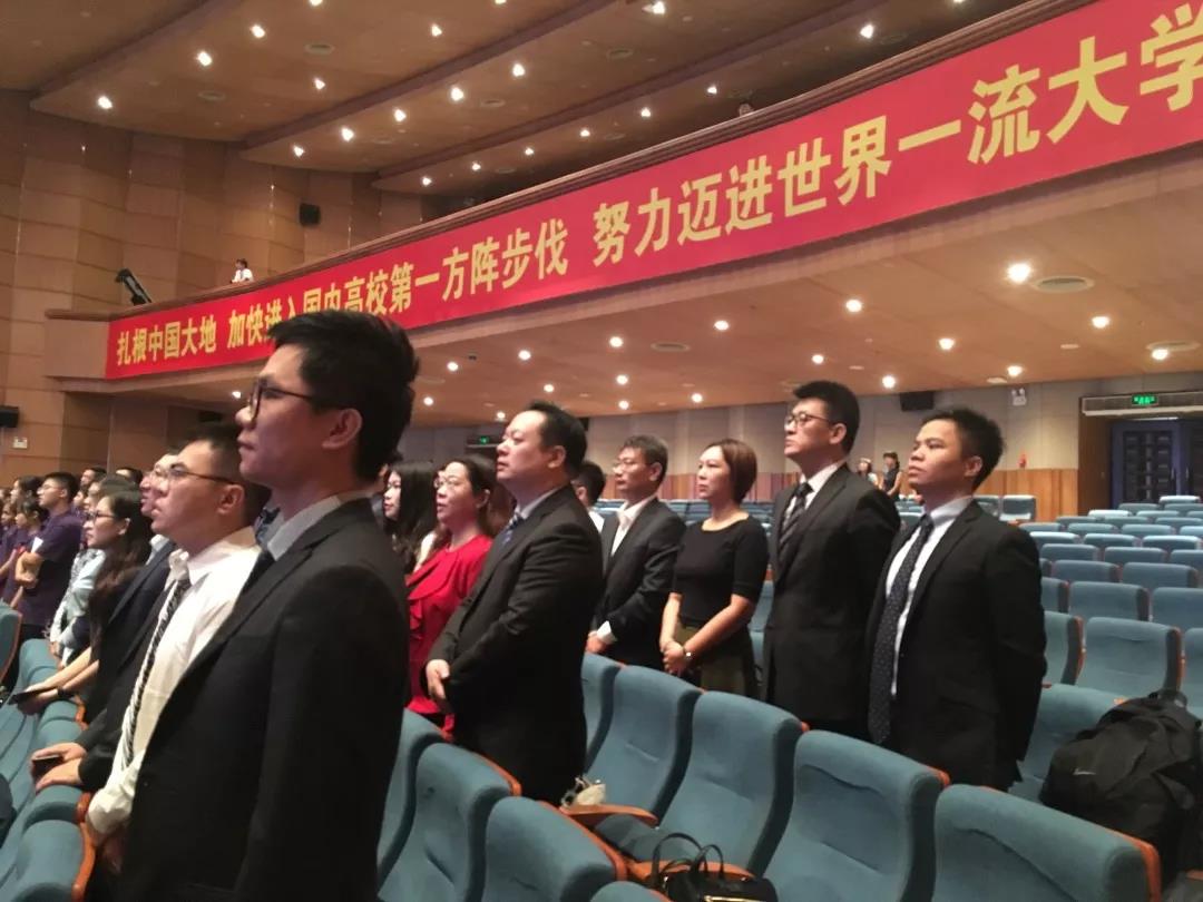 同学们齐唱william威廉英国校歌