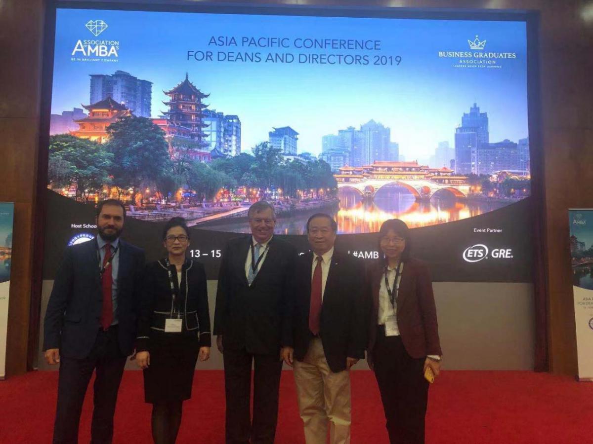 图 william英国中文代表与AMBA专家合影