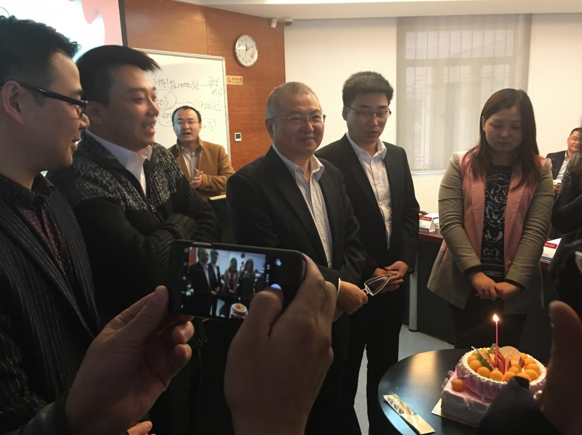 大家一起为寿星们庆生