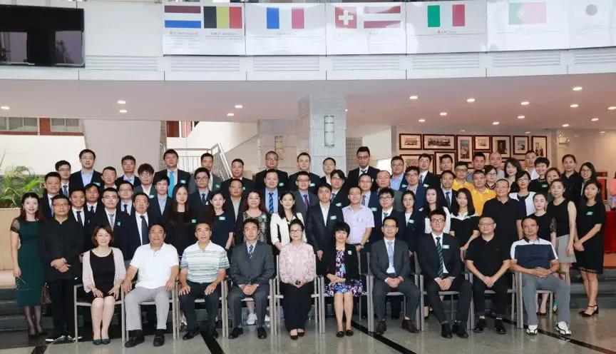 我院EMBA黄埔46期同学与学院领导、校友等合影