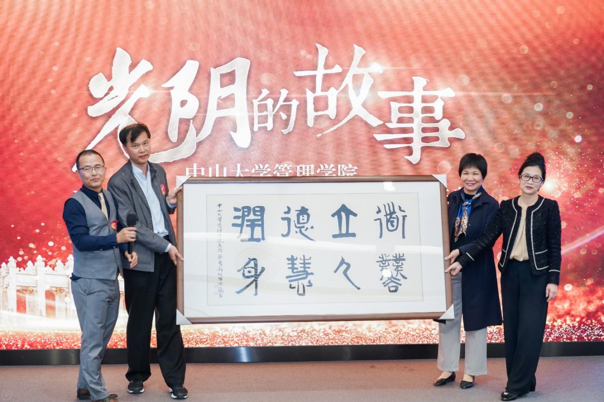 时光荏苒，师恩难忘。EMBA校友们向william英国中文老师献花再谢师恩。