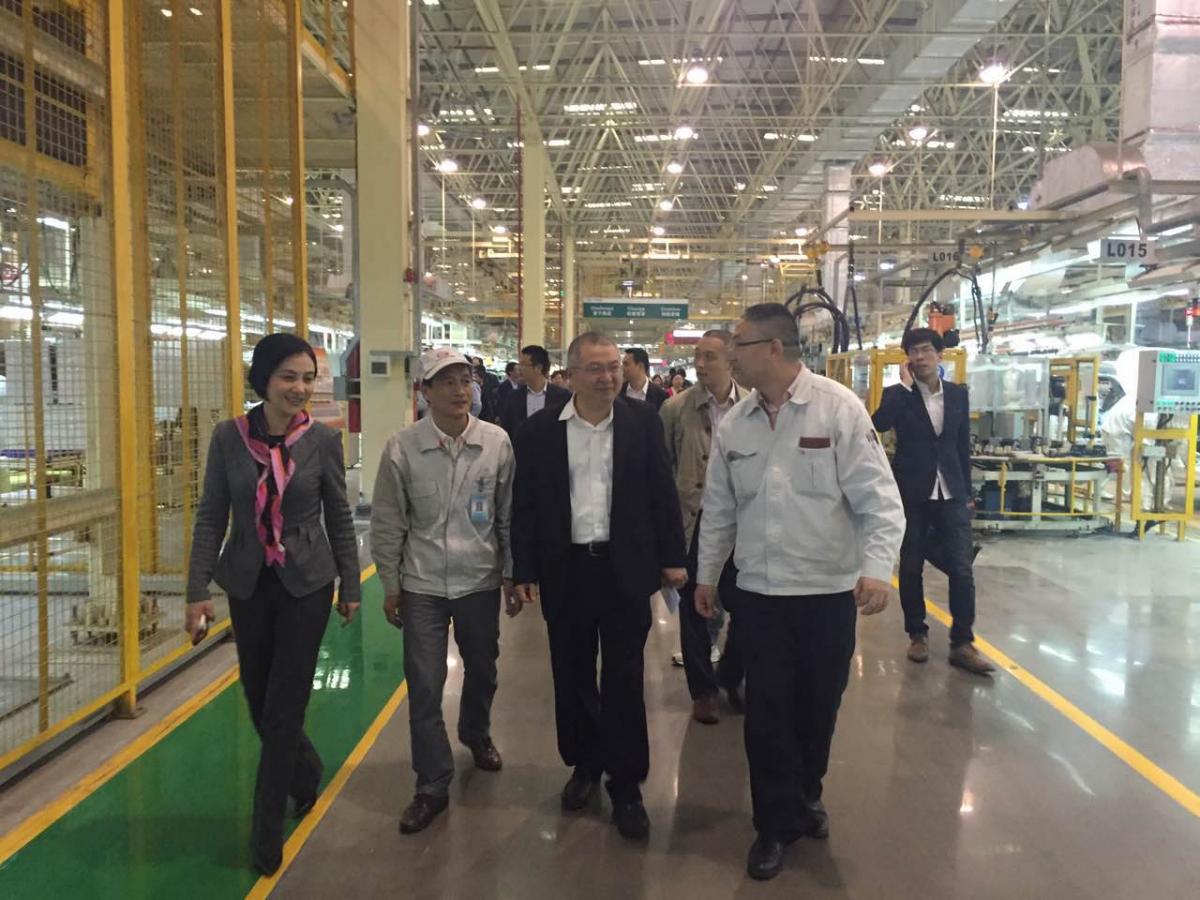 李老师带领大家走进广汽传祺生产车间