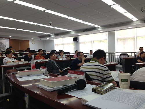 王老师在座位上聆听同学们的分享