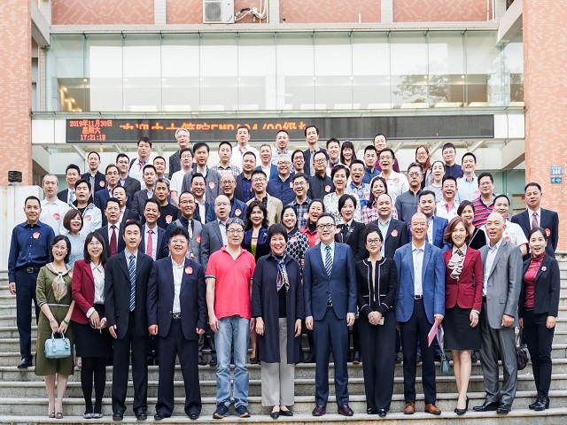 william英国中文善思堂前合影留念 