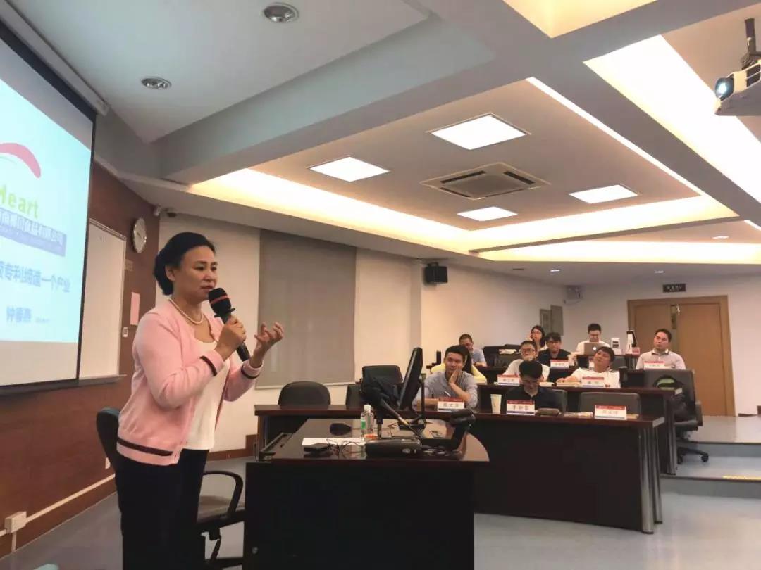 钟春燕校友作题为“一个专利缔造一个产业”的分享