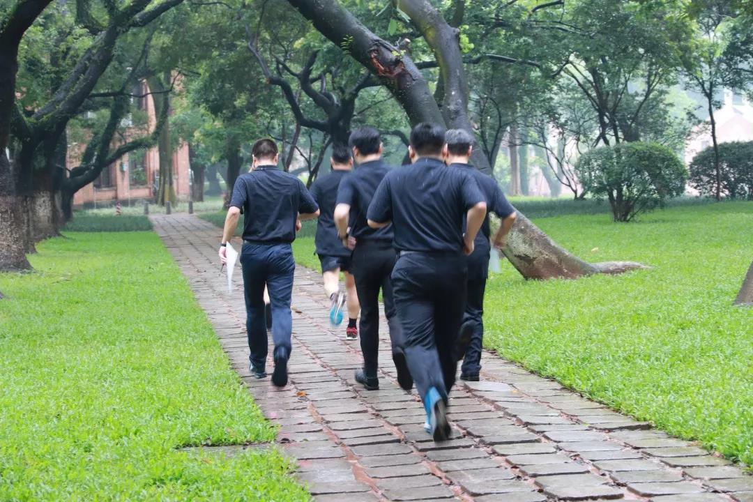 风里雨里，爱我中大在心里