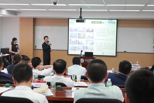 （王远怀主任为新同学介绍EMBA项目）