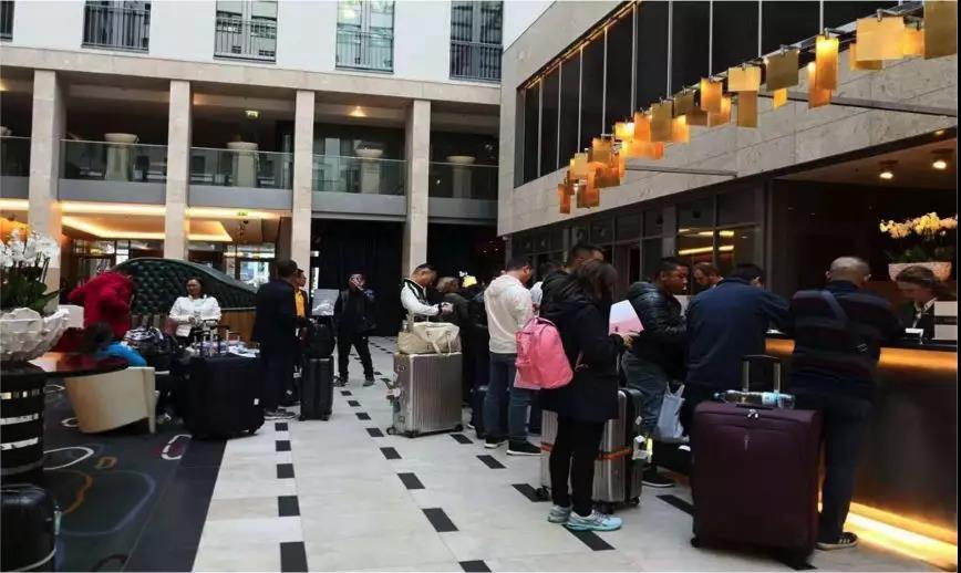 （EMBA学员在酒店前台办理入住）