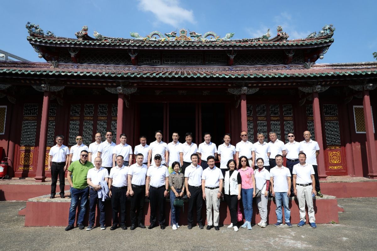 图为EMBA4期（04冬甲班）同学们参观红宫展馆合影留念