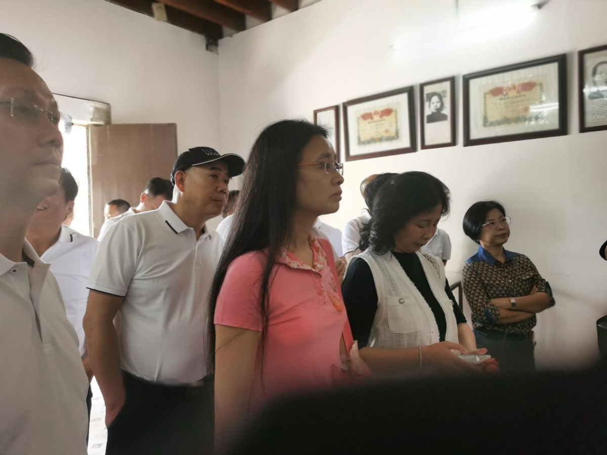 图为EMBA4期（04冬甲班）同学们参观澎湃同志故居