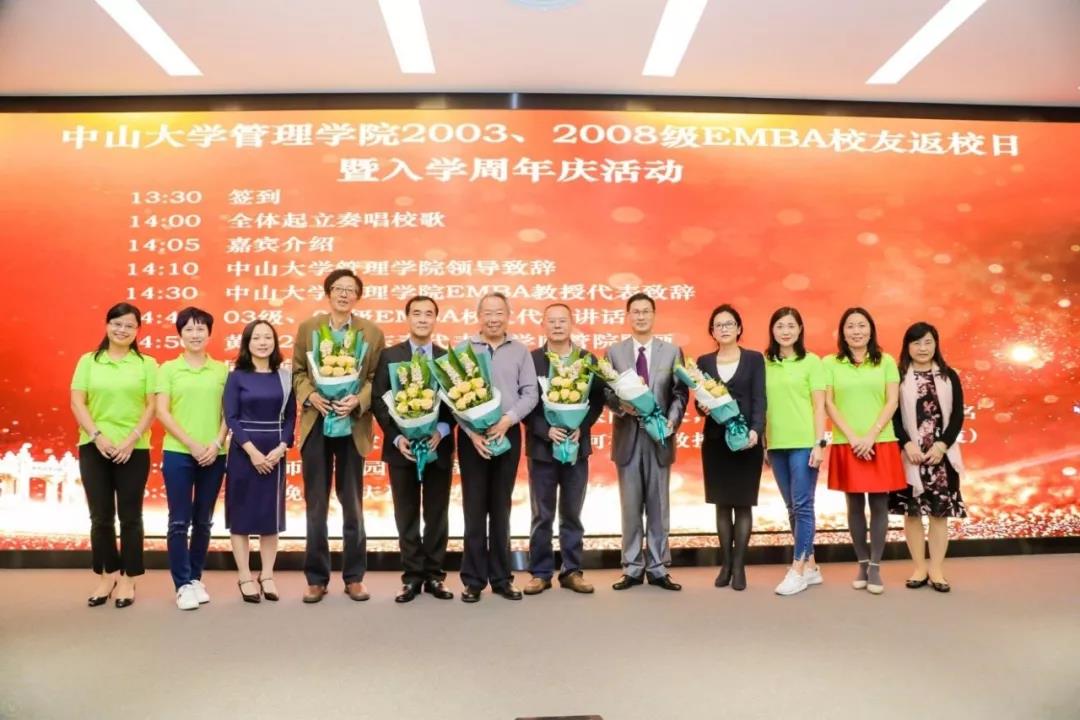 EMBA校友代表向william英国中文老师献花谢师恩