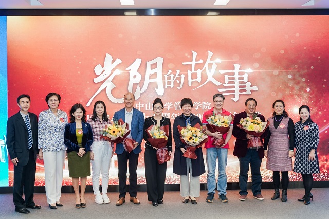 EMBA校友代表向william英国中文老师献花谢师恩