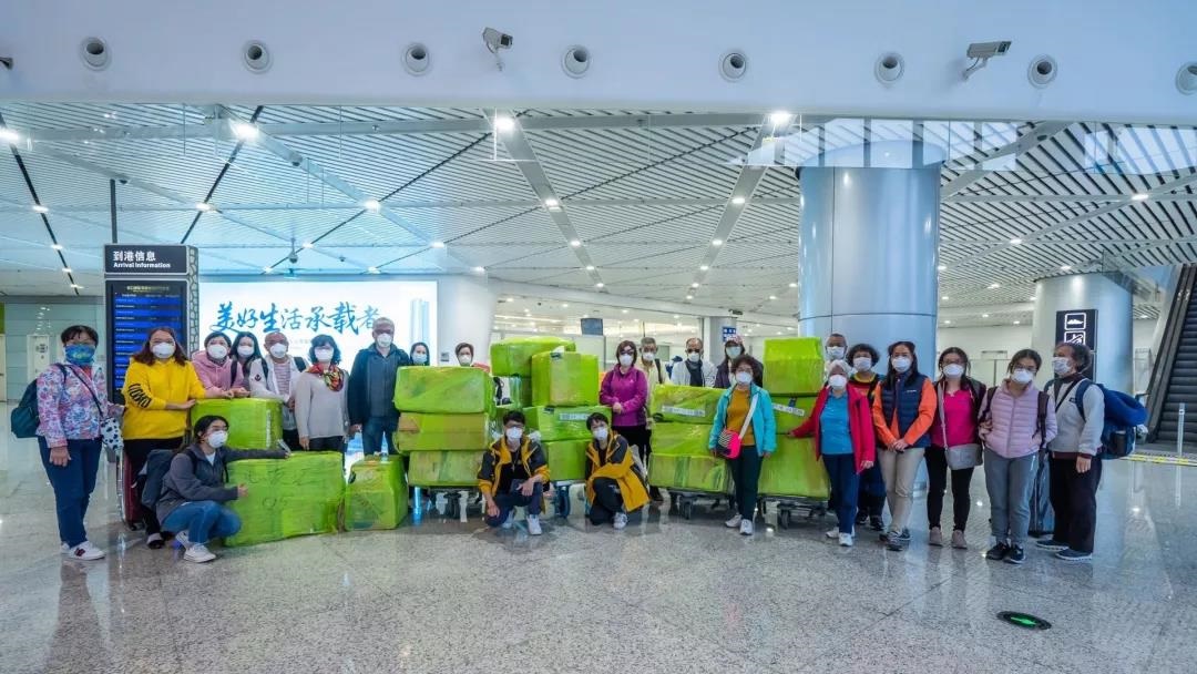 EMBA校友贺志军同学组织旅行协会会员，长途跋涉2万公里，远赴阿根廷为中大附一、二院等医院釆购前线医护人员所缺物资，价值60多万元，现正在移交红十字会捐赠的路