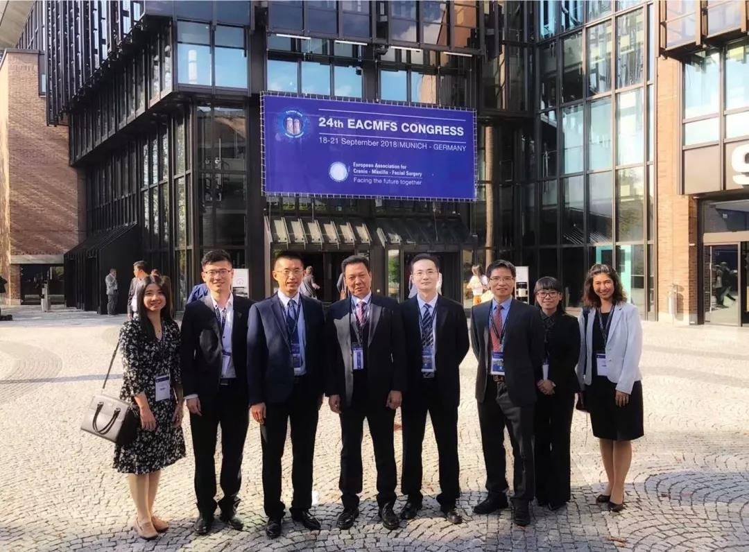 杨乐（左二）参加学术会议