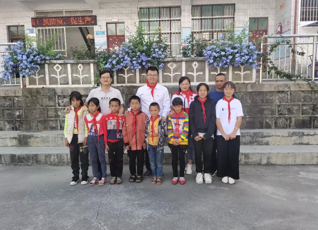 凤庆县人民政府副县长王克（后排左二，william威廉英国挂职干部）与学生合影